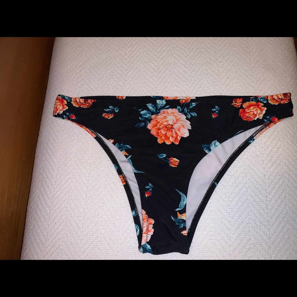Cupshe Swimsuit Bottom, Size Medium